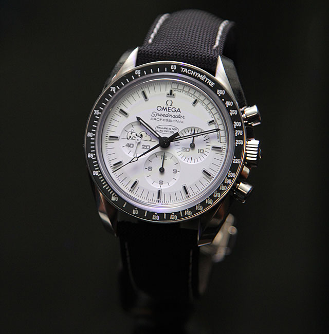 Omega replica watches with white dials are fashionable.
