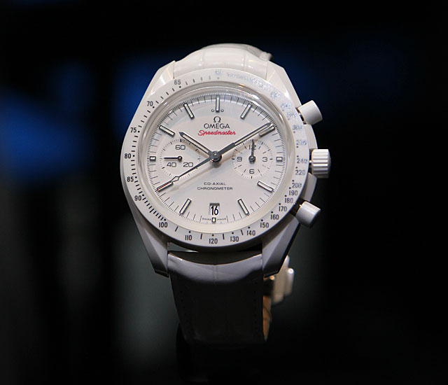 Pure white replica watches are beautiful.