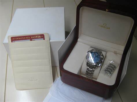 The male fake watches are made from stainless steel.