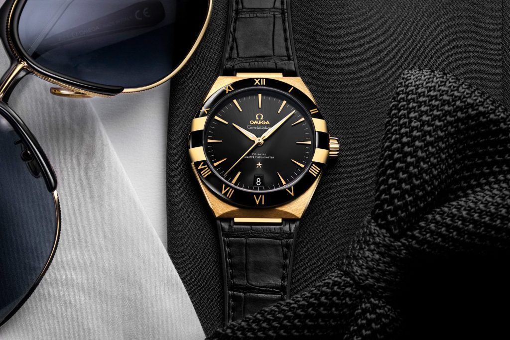 The 18k gold fake watch has a black ceramic bezel.