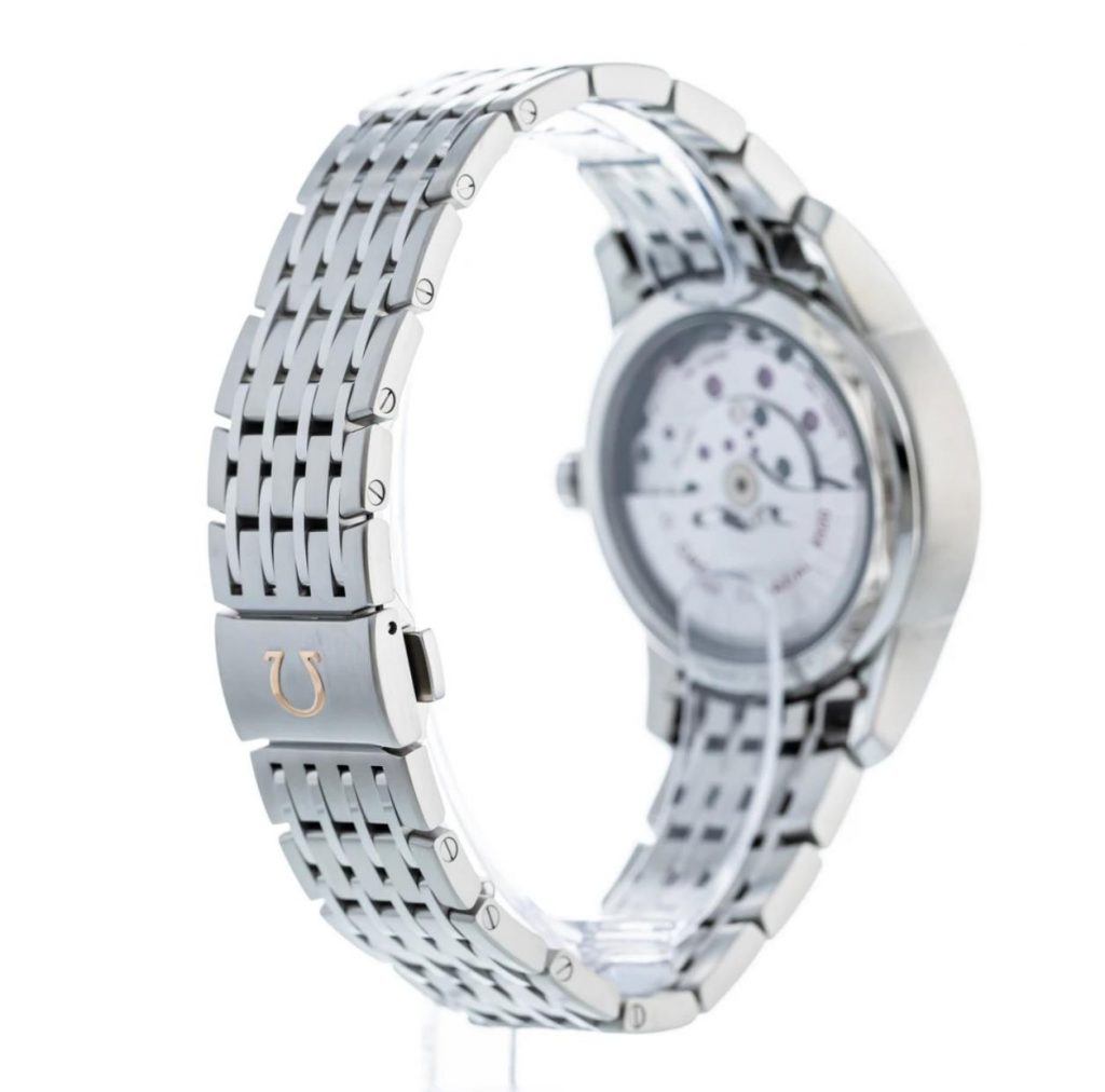 The stainless steel fake watch is equipped with Swiss movement.